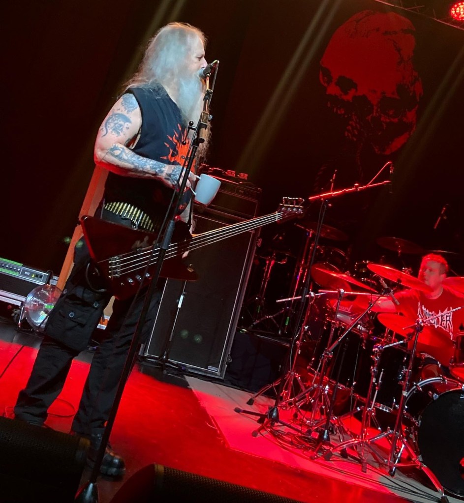 Master (Paul Speckmann) à Biarritz en 224, avec un mug de tisane.